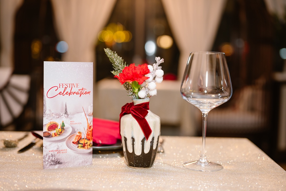 Diên Vị Dining is decorated with a Christmas 2025 theme